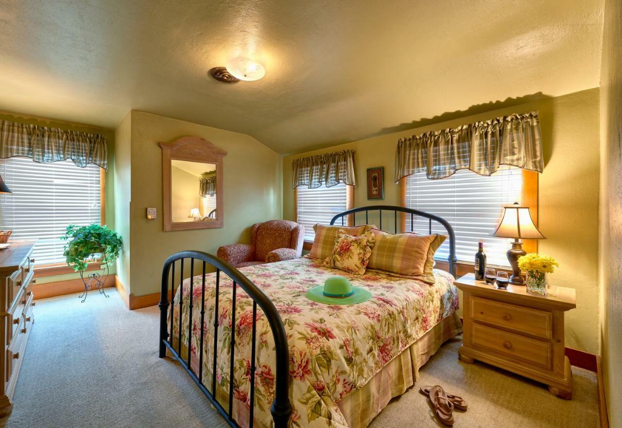Avenue Hotel Bed And Breakfast マニトゥー・スプリングス エクステリア 写真