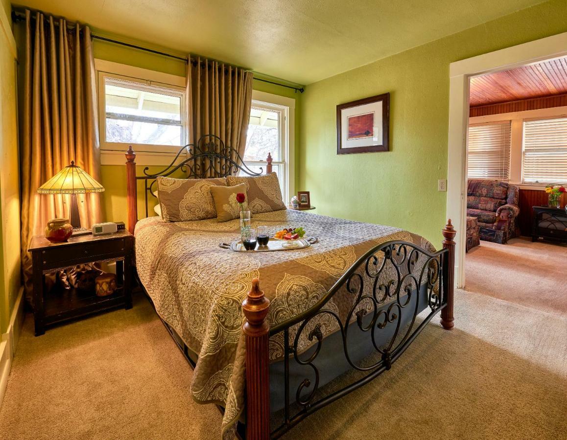 Avenue Hotel Bed And Breakfast マニトゥー・スプリングス エクステリア 写真